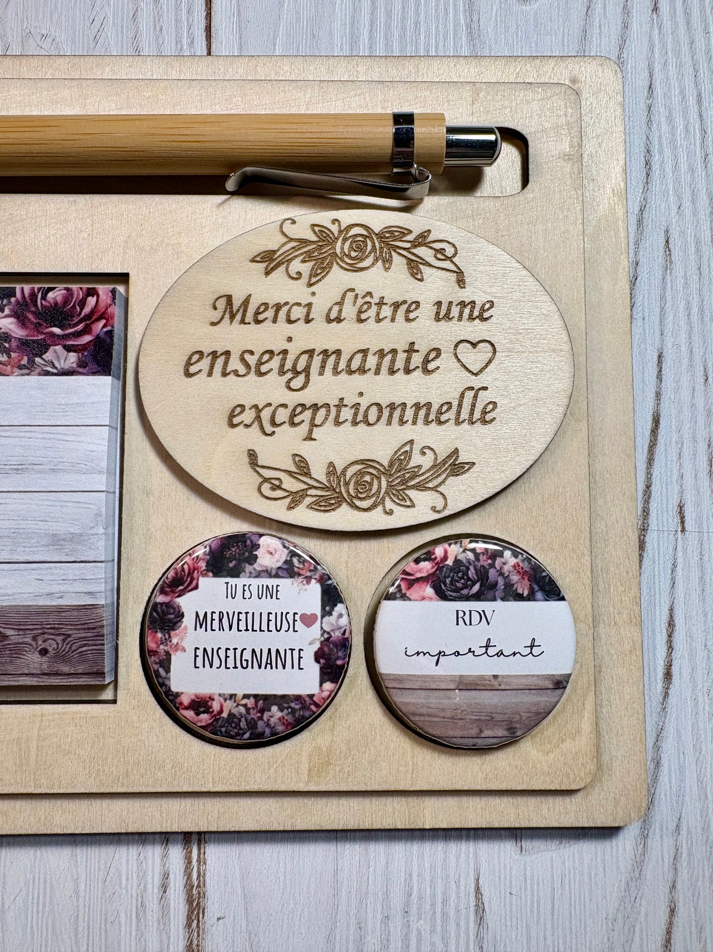 Ensemble porte crayon,bloc notes autocollants et deux aimants personnalisés .Cadeau pour enseignante, cadeau remerciement professeur.