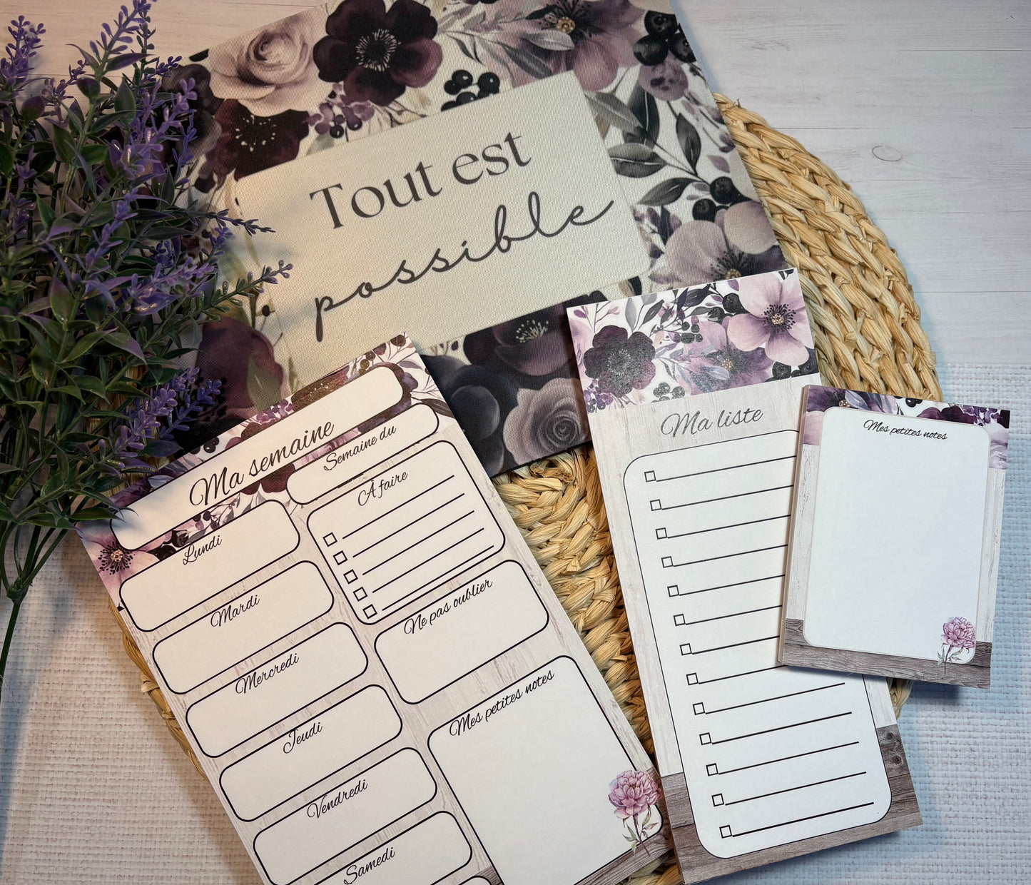 Ensemble de planification hebdomadaire avec motifs aquarelle fleurs violettes.