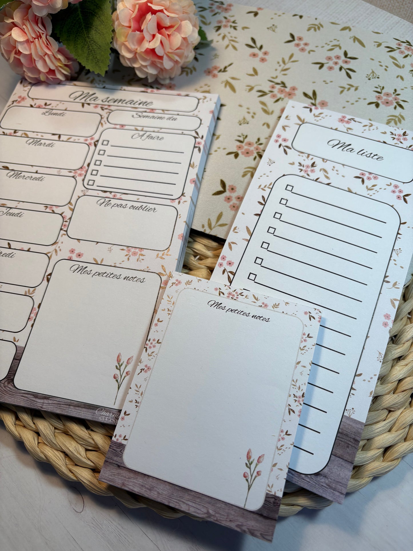 Ensemble de planification hebdomadaire avec motifs aquarelle petites fleurs rose.