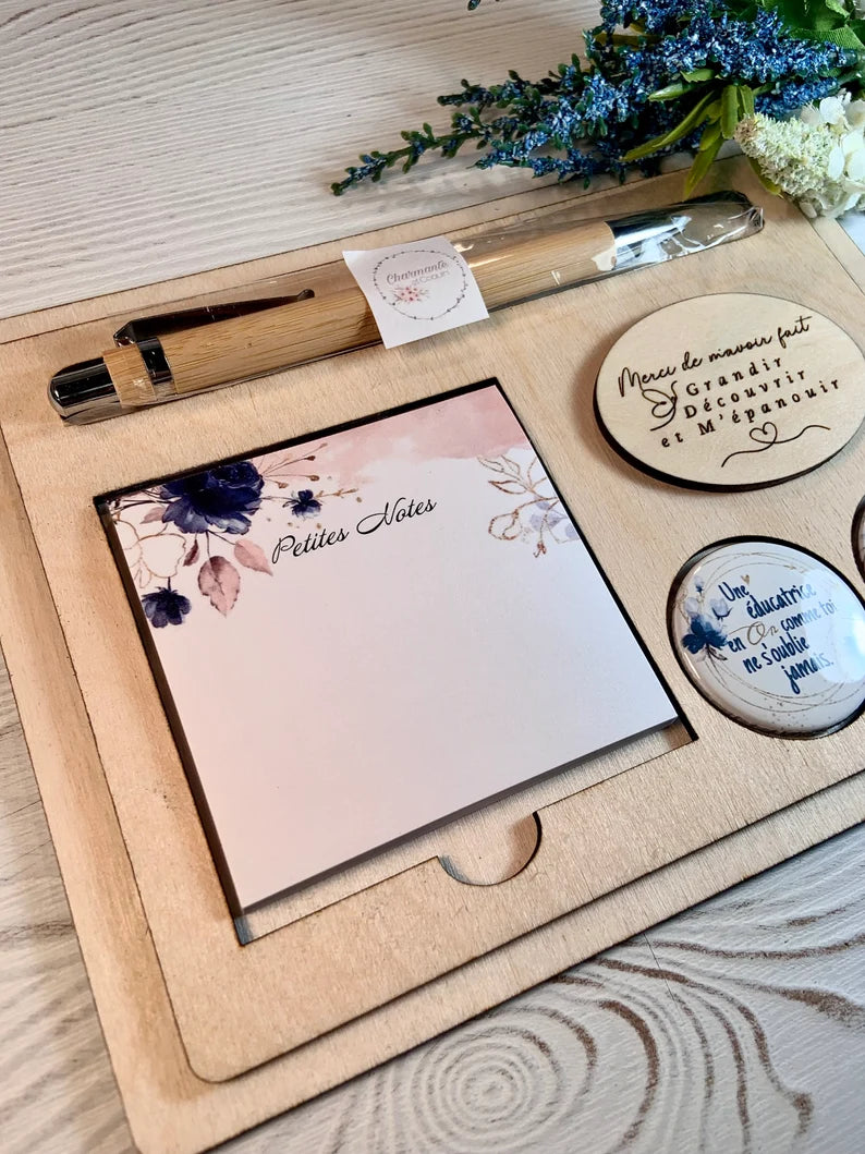 Ensemble porte crayon, bloc notes avec feuilles autocollantes et deux aimants. Petit organisateur de bureau.