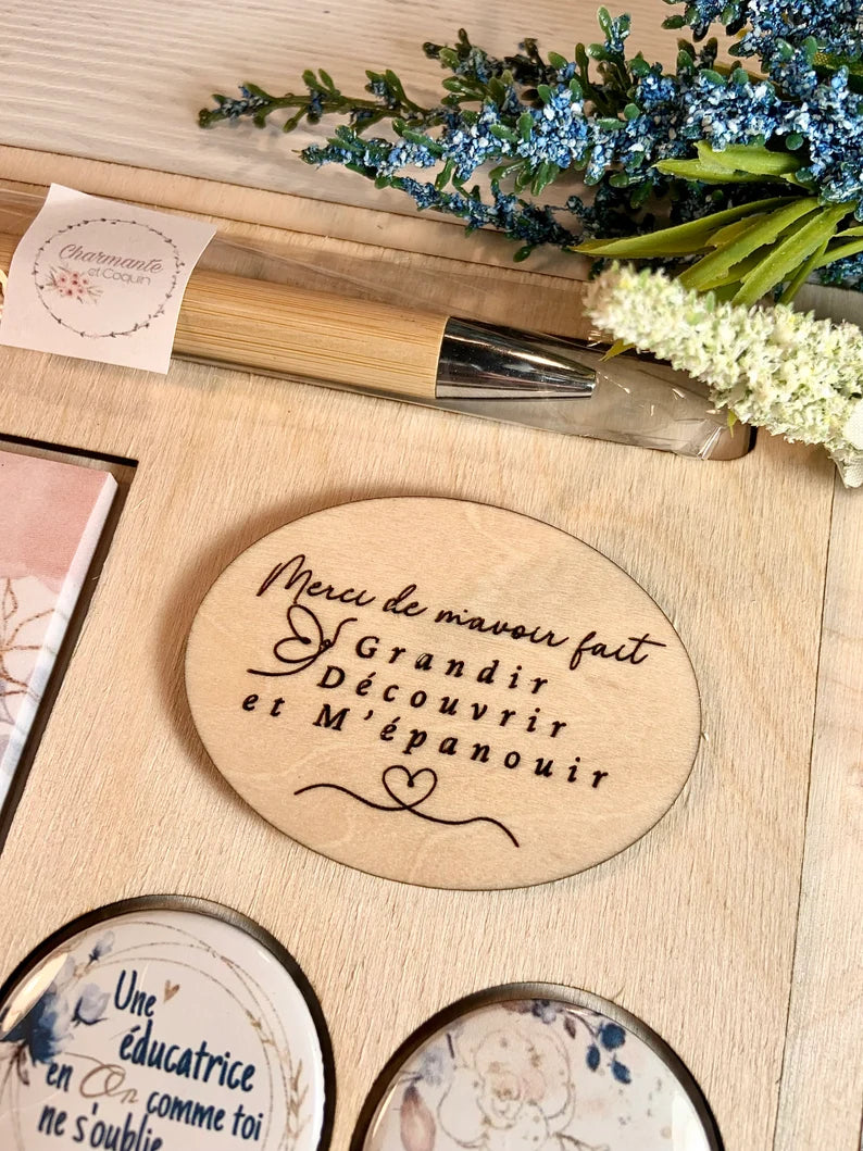 Ensemble porte crayon, bloc notes avec feuilles autocollantes et deux aimants. Petit organisateur de bureau.