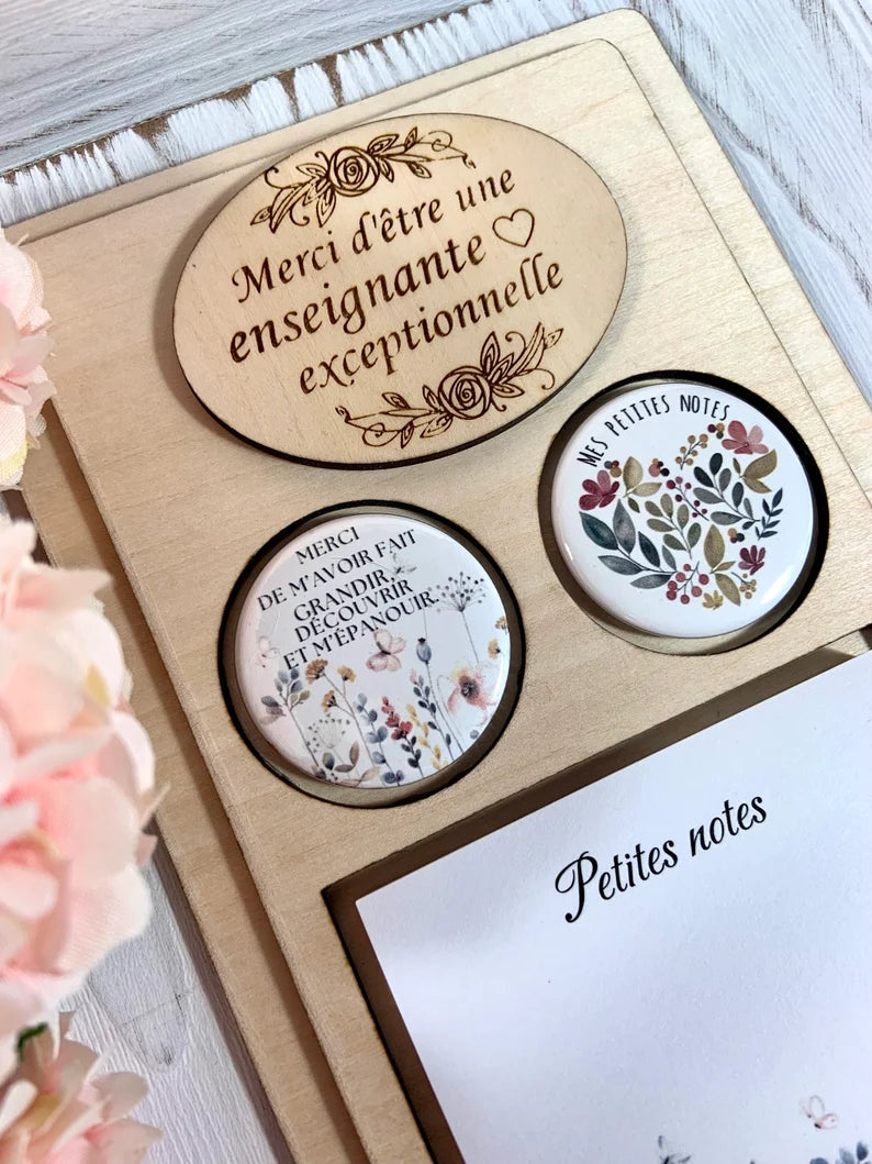 Cadeau enseignante, petit ensemble personnalisé en bois avec bloc notes autocollants et deux ensembles d’aimants personnalisés