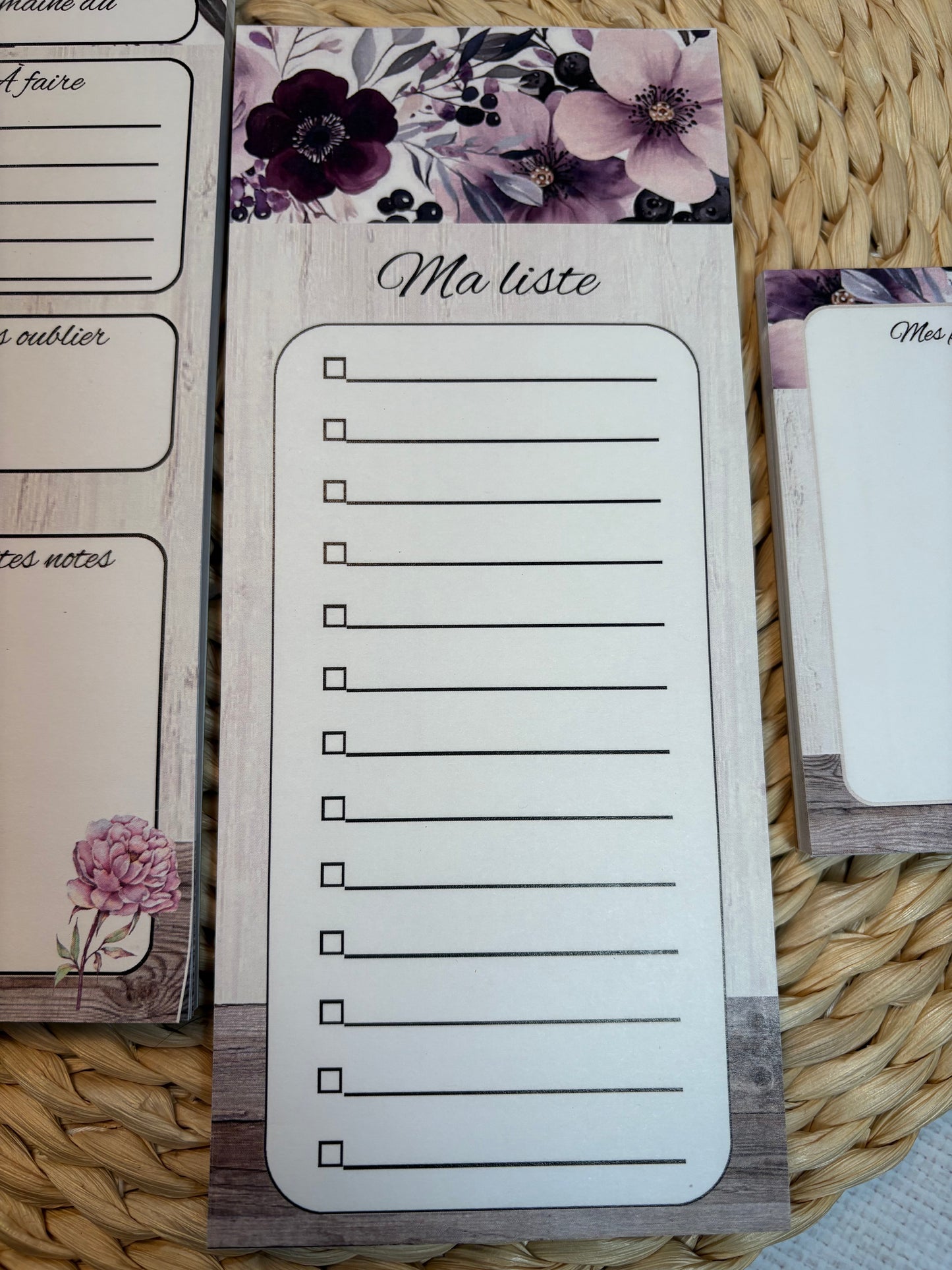 Ensemble de planification hebdomadaire avec motifs aquarelle fleurs violettes.