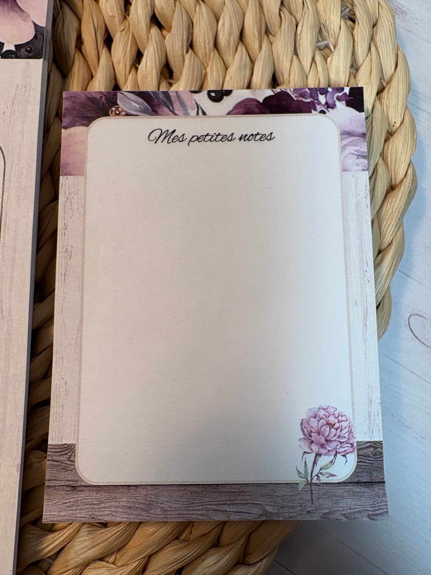 Ensemble de planification hebdomadaire avec motifs aquarelle fleurs violettes.