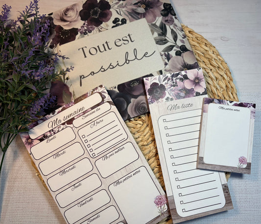 Ensemble de planification hebdomadaire avec motifs aquarelle fleurs violettes.