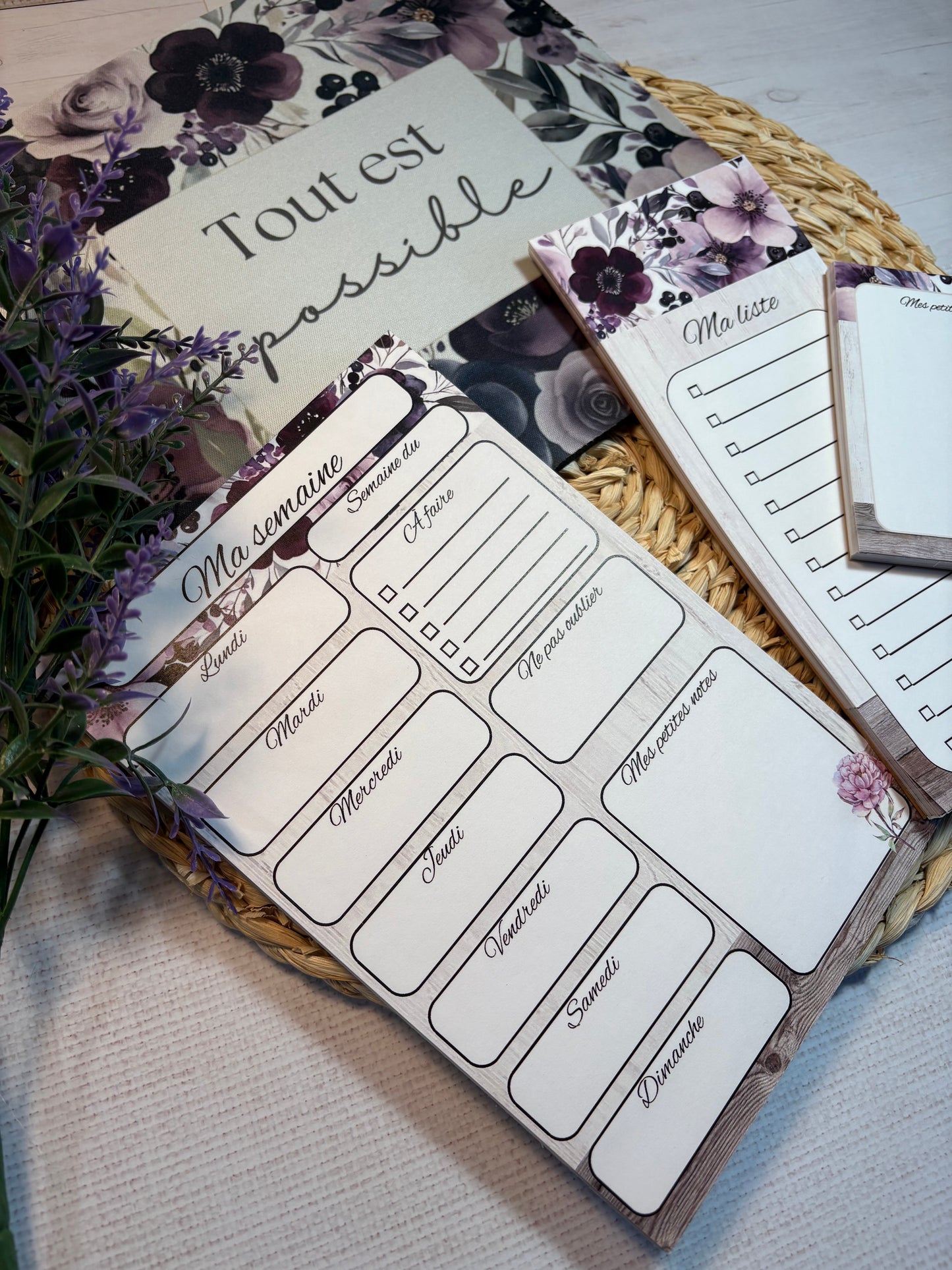 Ensemble de planification hebdomadaire avec motifs aquarelle fleurs violettes.