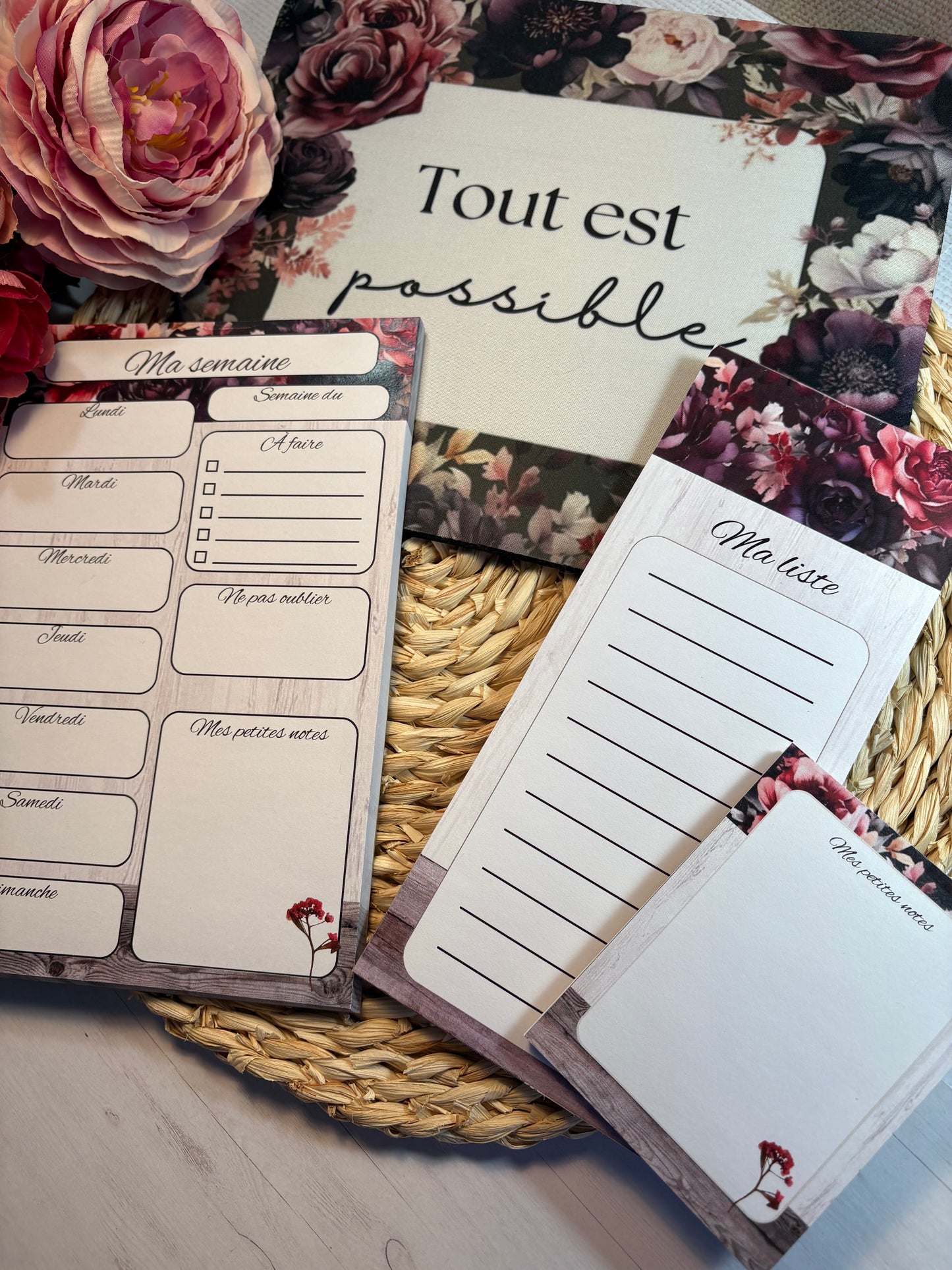 Ensemble de planification hebdomadaire avec motifs aquarelle fleurs bourgognes.
