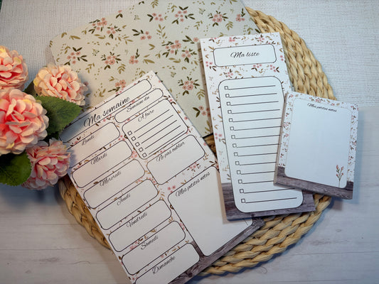 Ensemble de planification hebdomadaire avec motifs aquarelle petites fleurs rose.