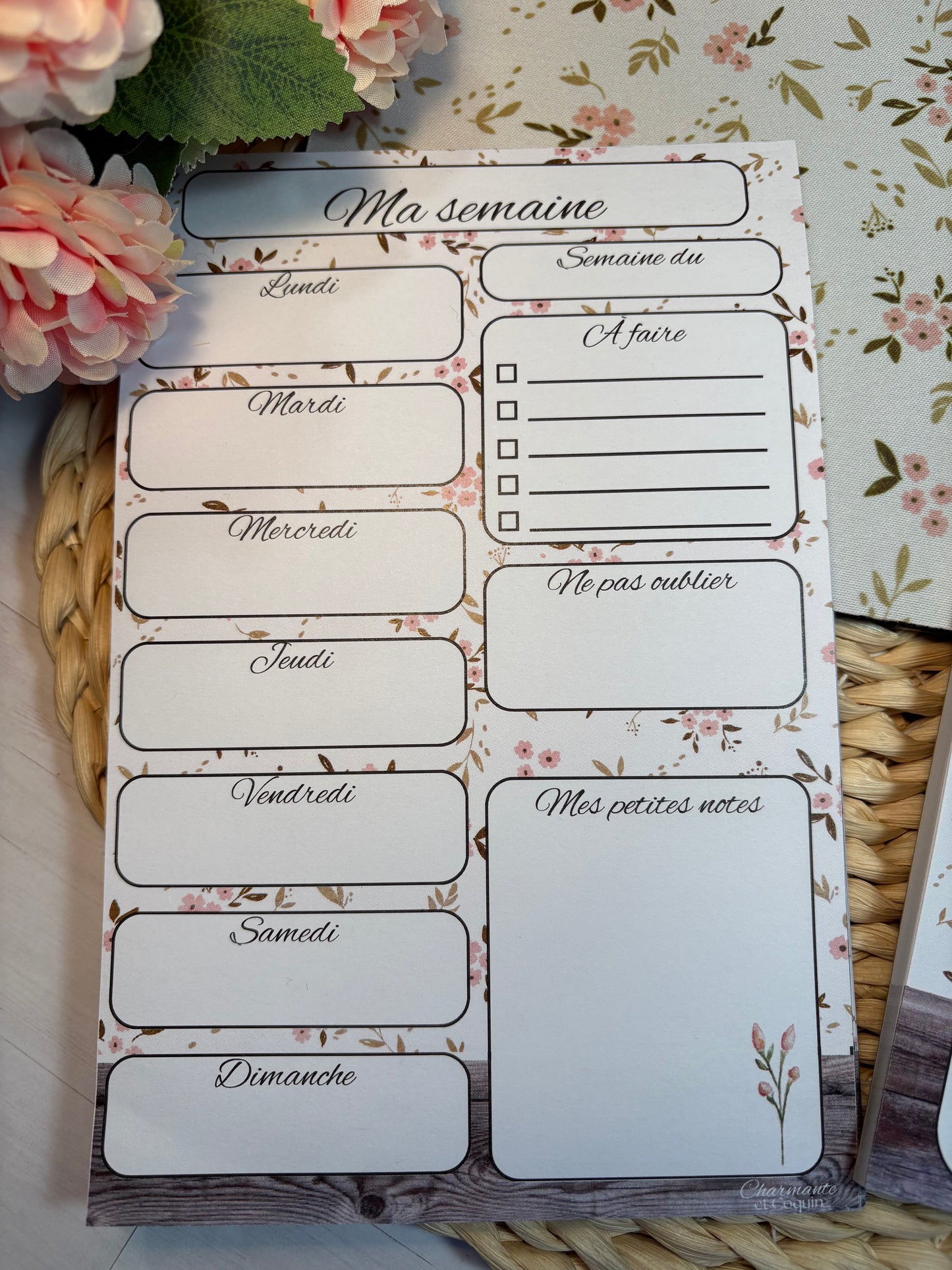 Ensemble de planification hebdomadaire avec motifs aquarelle petites fleurs rose.