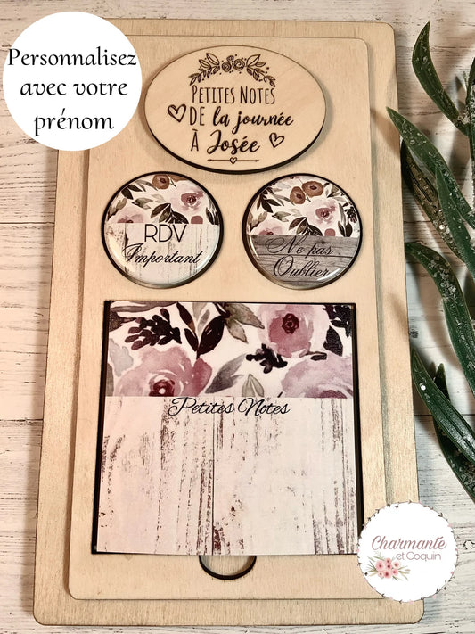 Petit ensemble personnalisé en bois avec bloc notes autocollants (style post it ) et deux ensembles d’aimants personnalisés.