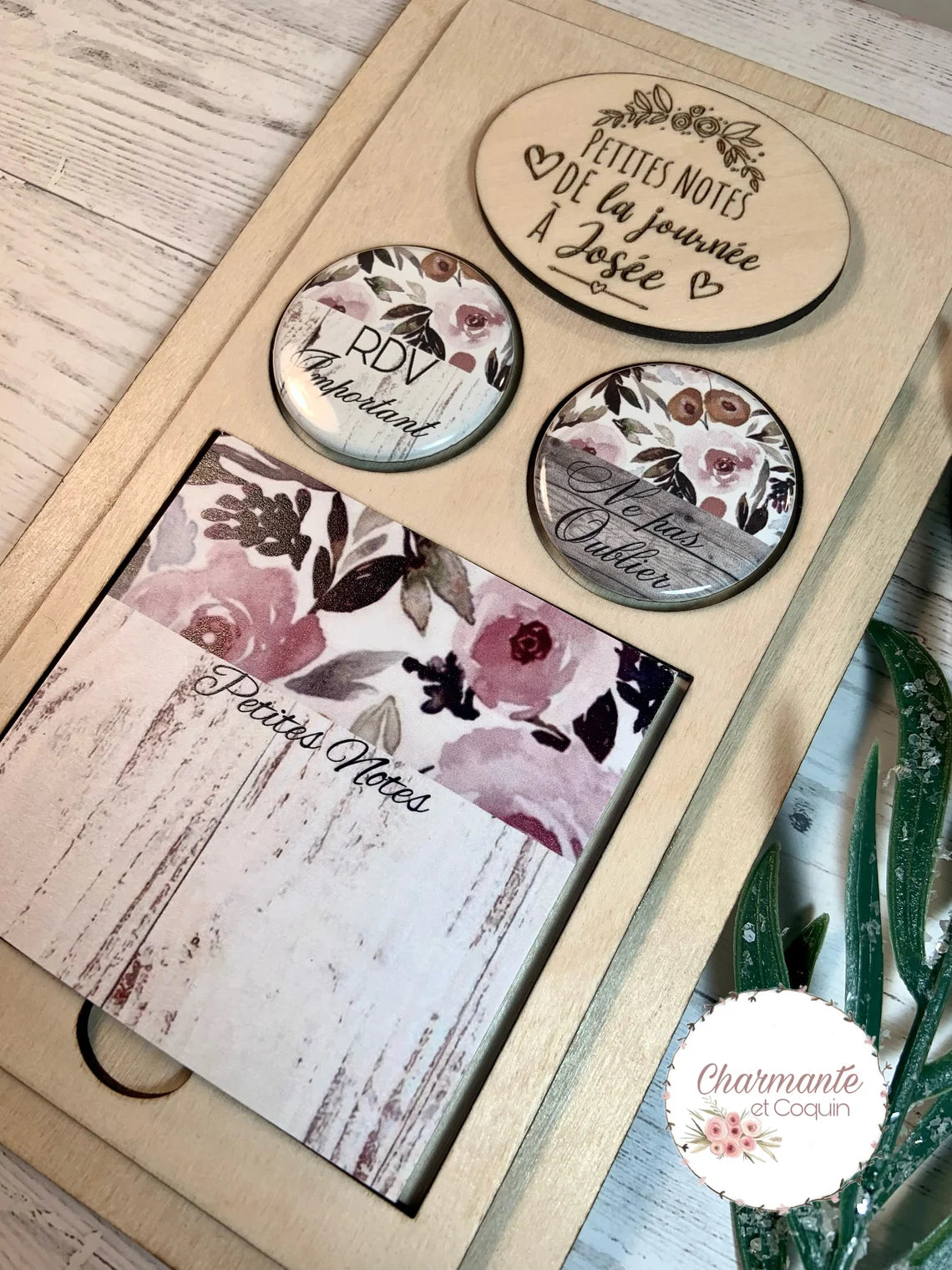 Petit ensemble personnalisé en bois avec bloc notes autocollants (style post it ) et deux ensembles d’aimants personnalisés.