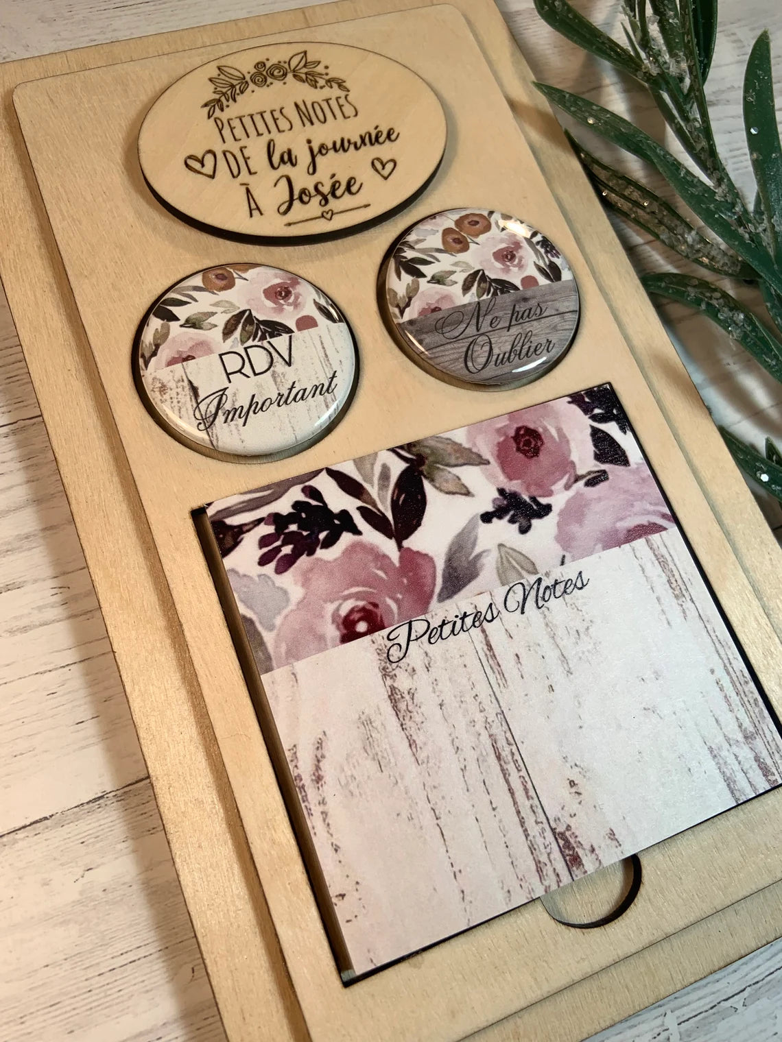 Petit ensemble personnalisé en bois avec bloc notes autocollants (style post it ) et deux ensembles d’aimants personnalisés.