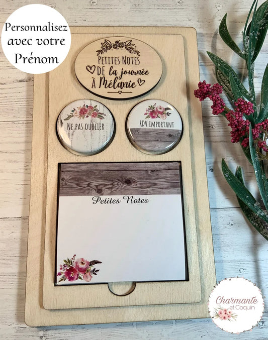 Petit ensemble personnalisé en bois avec bloc notes autocollants (style post it ) et deux ensembles d’aimants personnalisés.