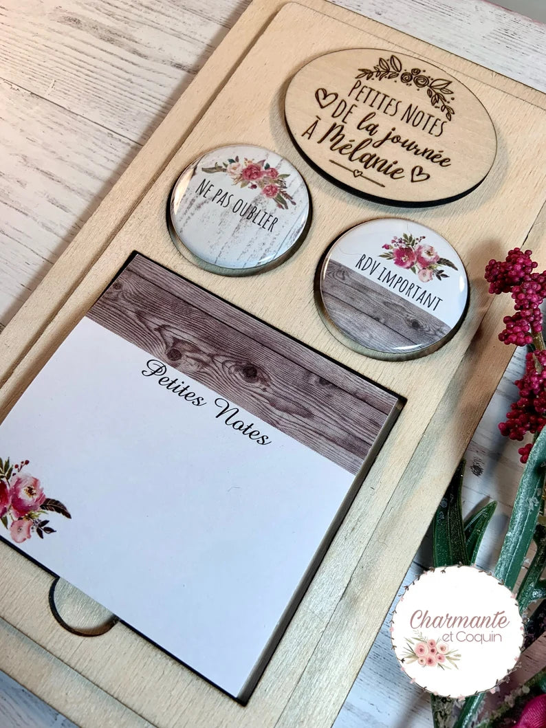 Petit ensemble personnalisé en bois avec bloc notes autocollants (style post it ) et deux ensembles d’aimants personnalisés.