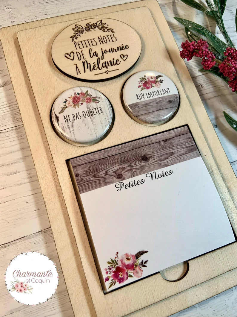 Petit ensemble personnalisé en bois avec bloc notes autocollants (style post it ) et deux ensembles d’aimants personnalisés.
