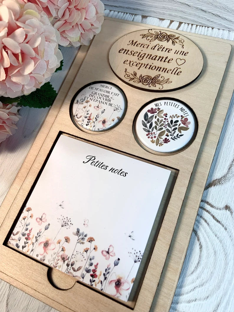 Cadeau enseignante, petit ensemble personnalisé en bois avec bloc notes autocollants et deux ensembles d’aimants personnalisés