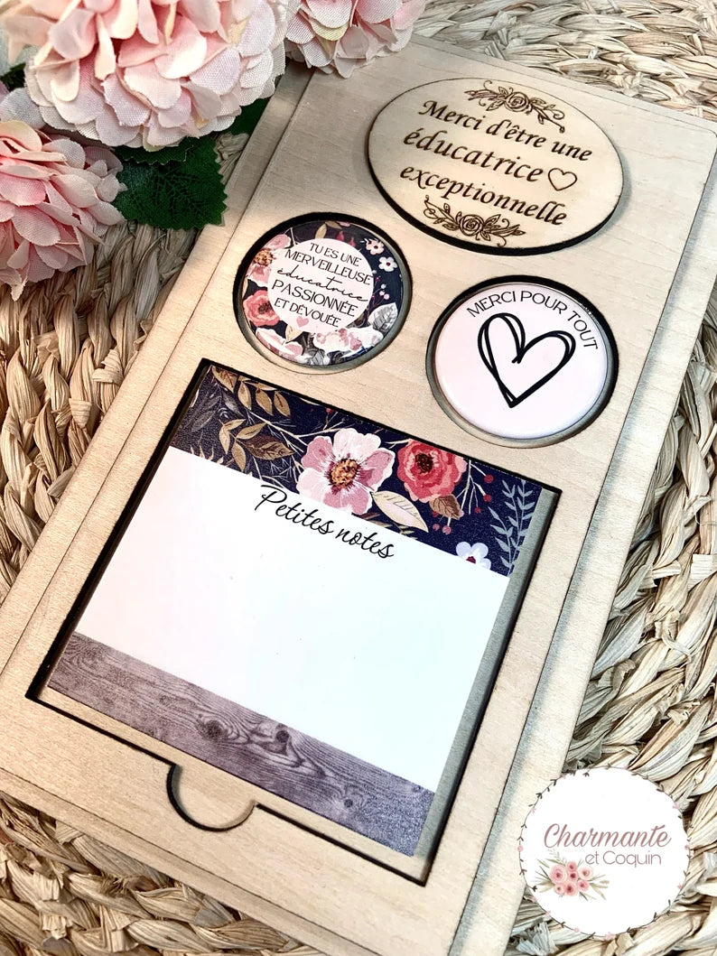 Cadeau pour éducatrice, ensemble personnalisé en bois avec bloc notes autocollants et deux ensembles d’aimants personnalisés.