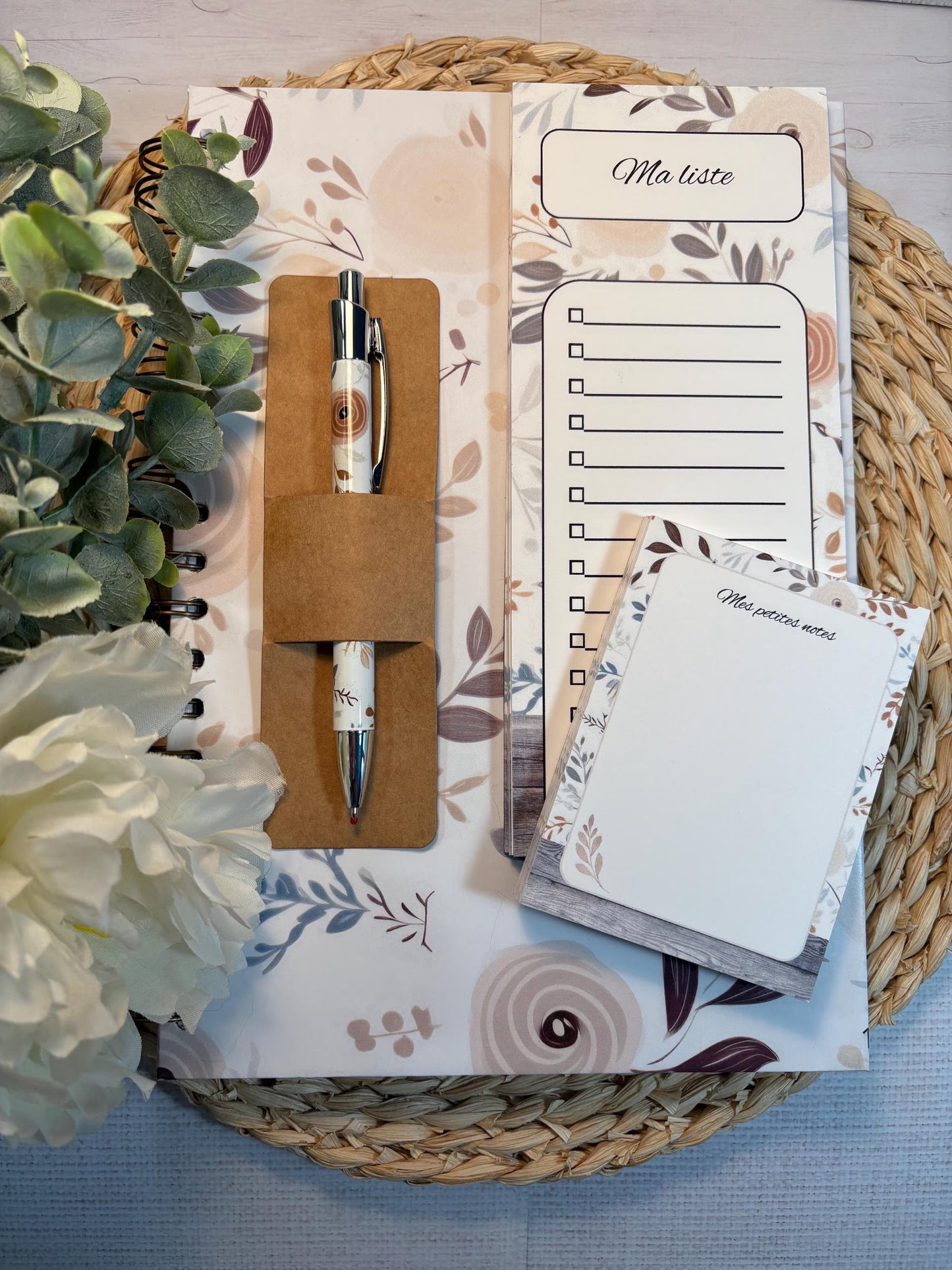 Ensemble de notes assortie sur le thème petites fleurs délicates