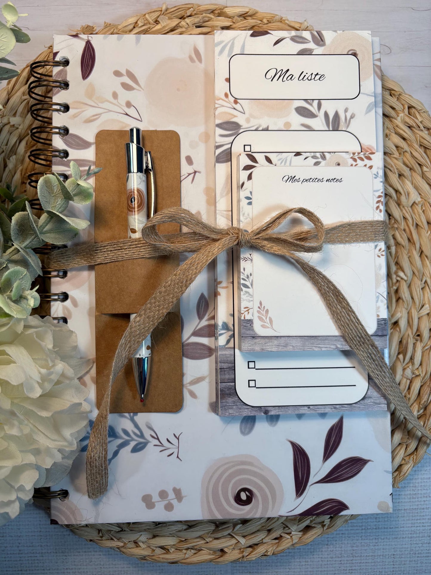 Ensemble de notes assortie sur le thème petites fleurs délicates