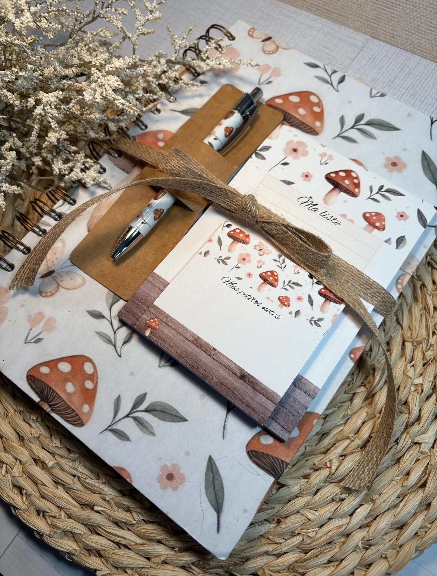 Ensemble de notes assortie sur le thème petits champignons aux couleurs d'automne